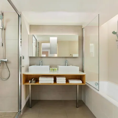 Courtyard By Marriott Hotel