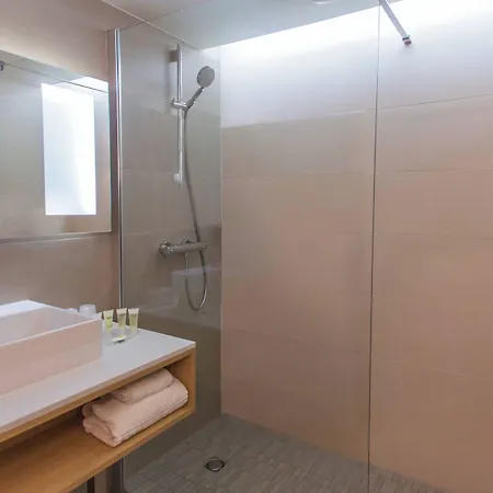 Courtyard By Marriott Hotell